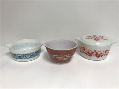 Sold at Auction: 3 Small Pyrex Mixing Bowls